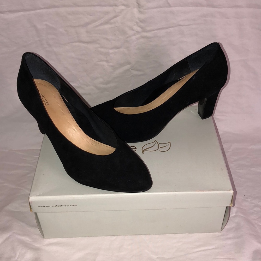 Nurture Paidyn black suede, rounded V cut